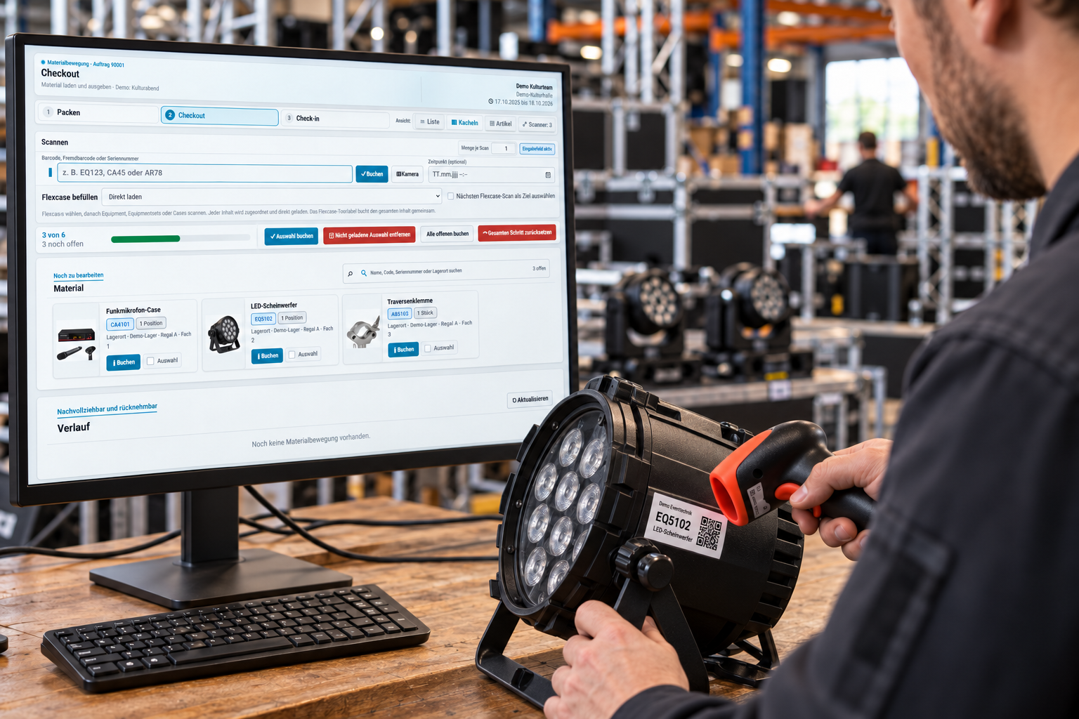 Mitarbeiter scannt das QR-Etikett EQ5102 an einem LED-Scheinwerfer mit einfachem schwarz-orangem Handscanner; der Monitor am Packplatz zeigt Checkout mit Artikelbildern in der Kachelansicht.
