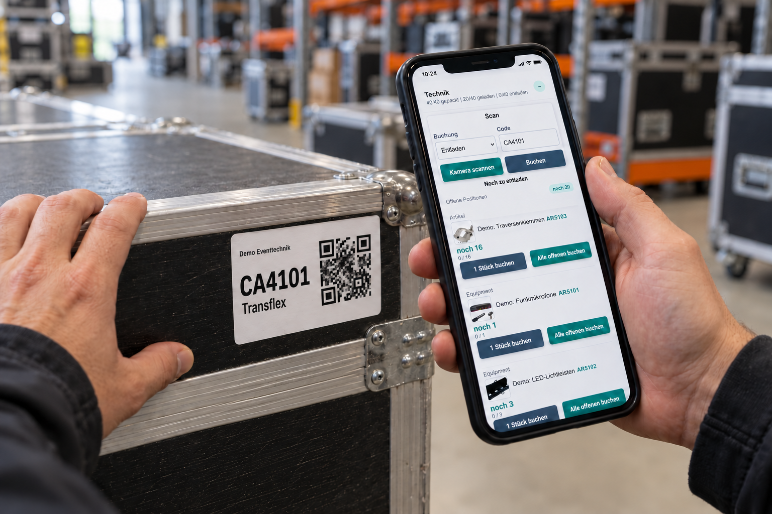 POV-Ansicht bei der Rückgabe: Smartphone über einem Transflex-Case mit QR-Etikett CA4101; die App zeigt Entladen und den erkannten Code.