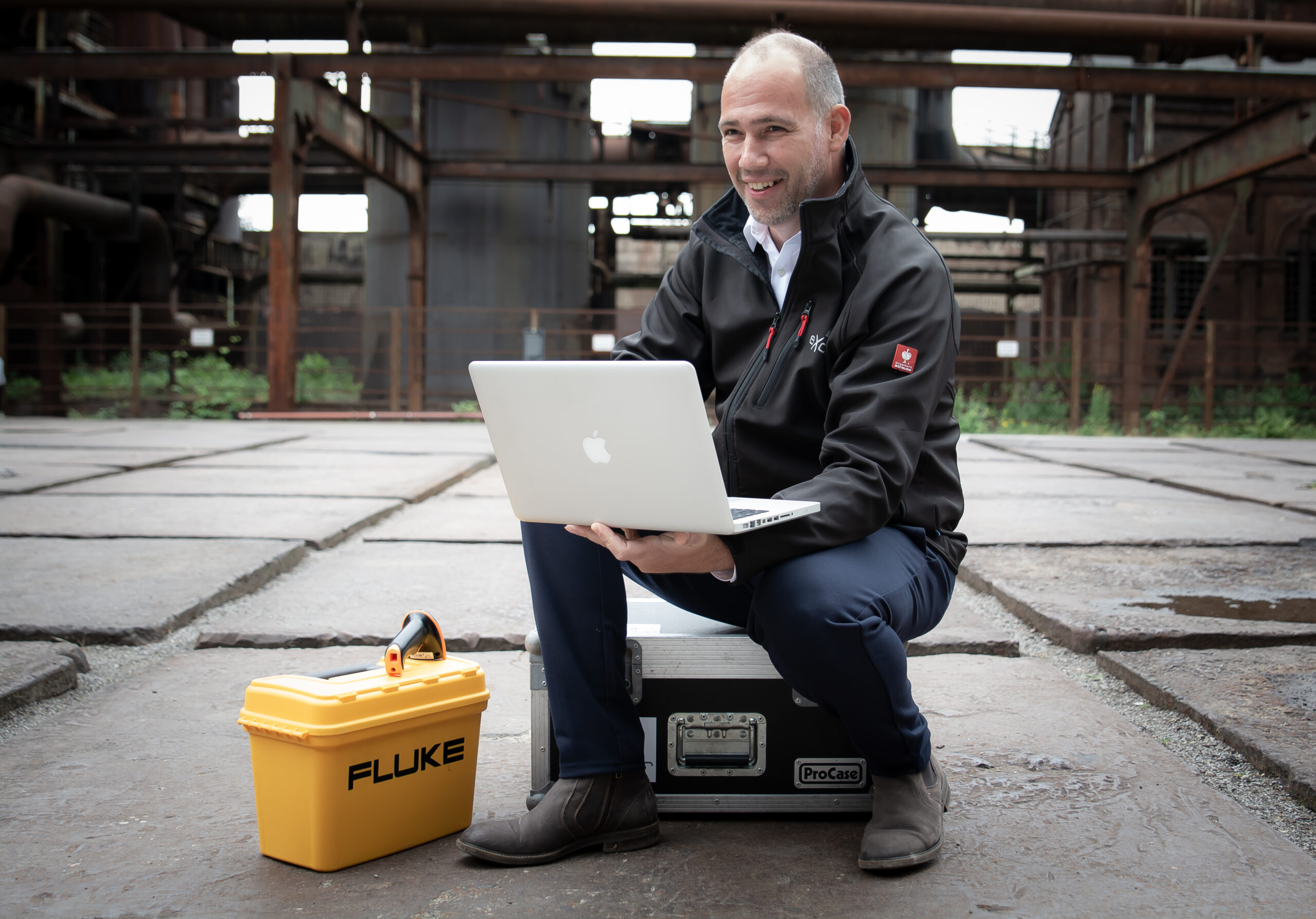 Marco Wyrwas sitzt mit einem MacBook auf einem Flightcase